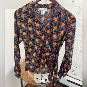 Cupcakes and Cashmere Peacock Print Groovy Retro 70s Wrap Blouse Size XS